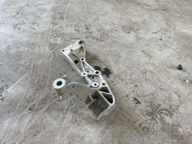 bontott VW GOLF V Jobb Lengőkar Tartó