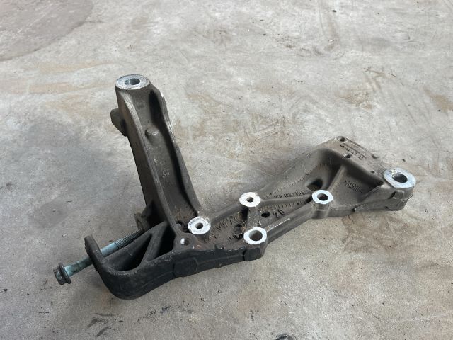 bontott VW GOLF V Jobb Lengőkar Tartó