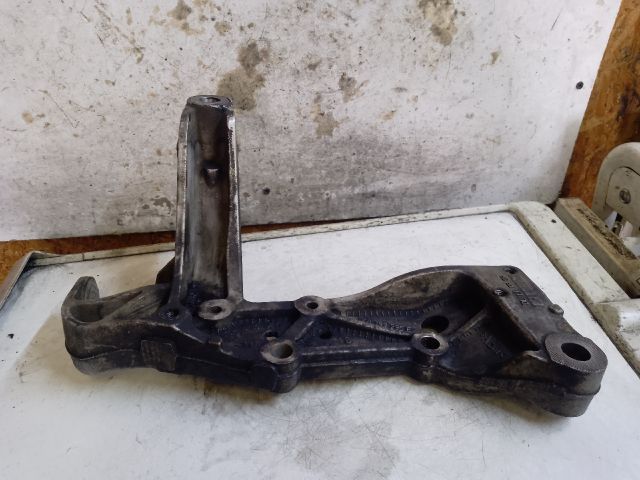 bontott VW GOLF V Jobb Lengőkar Tartó