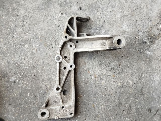 bontott VW GOLF V Jobb Lengőkar Tartó