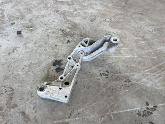 bontott VW GOLF V Jobb Lengőkar Tartó