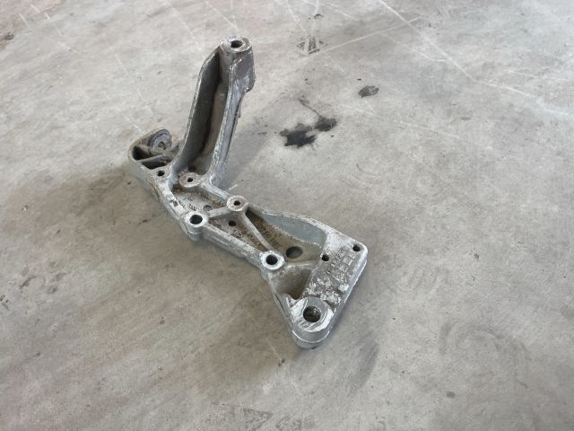 bontott VW GOLF V Jobb Lengőkar Tartó