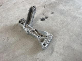 bontott VW GOLF V Jobb Lengőkar Tartó