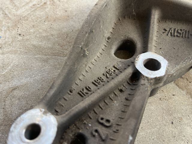 bontott VW GOLF V Jobb Lengőkar Tartó