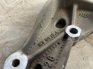 bontott VW GOLF V Jobb Lengőkar Tartó