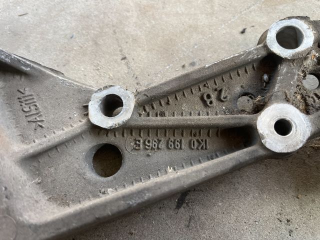 bontott VW GOLF V Jobb Lengőkar Tartó