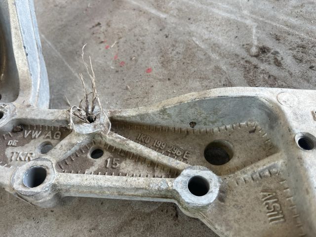 bontott VW GOLF V Jobb Lengőkar Tartó