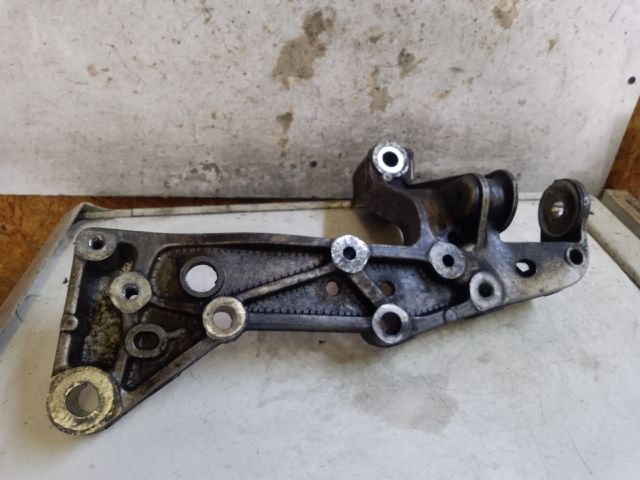 bontott VW GOLF V Jobb Lengőkar Tartó