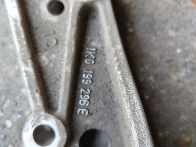 bontott VW GOLF V Jobb Lengőkar Tartó