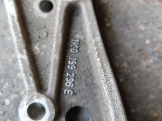 bontott VW GOLF V Jobb Lengőkar Tartó