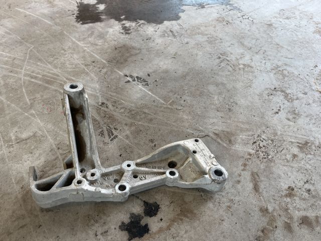 bontott VW GOLF V Jobb Lengőkar Tartó