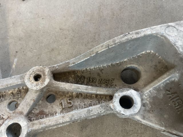 bontott VW GOLF V Jobb Lengőkar Tartó