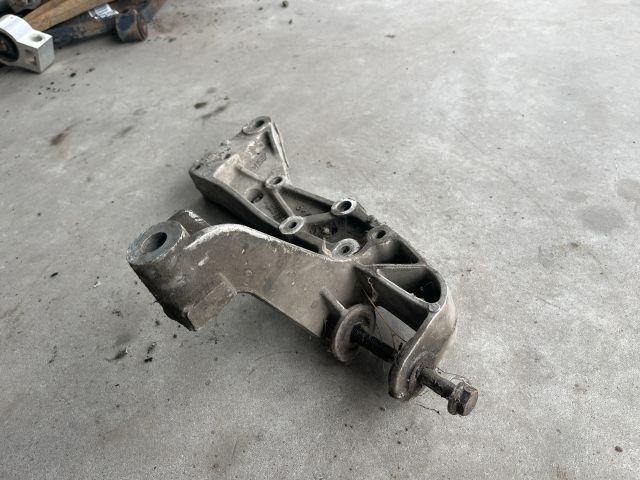 bontott VW GOLF V Jobb Lengőkar Tartó