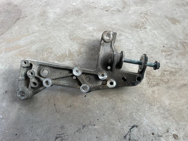 bontott VW GOLF V Jobb Lengőkar Tartó