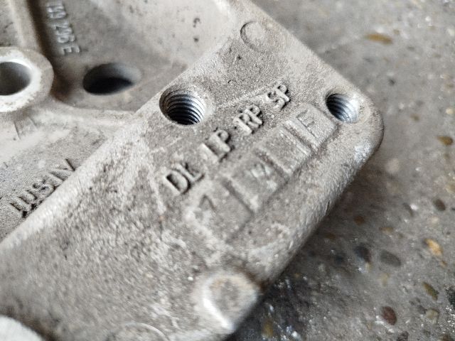 bontott VW GOLF V Jobb Lengőkar Tartó