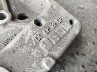 bontott VW GOLF V Jobb Lengőkar Tartó