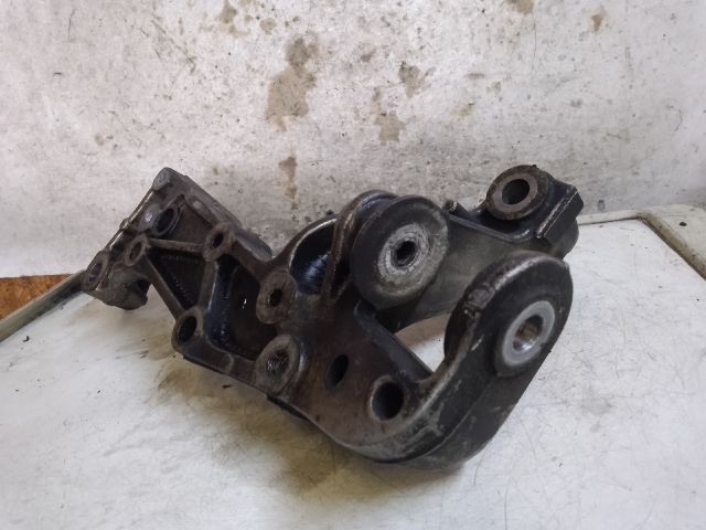 bontott VW GOLF V Jobb Lengőkar Tartó