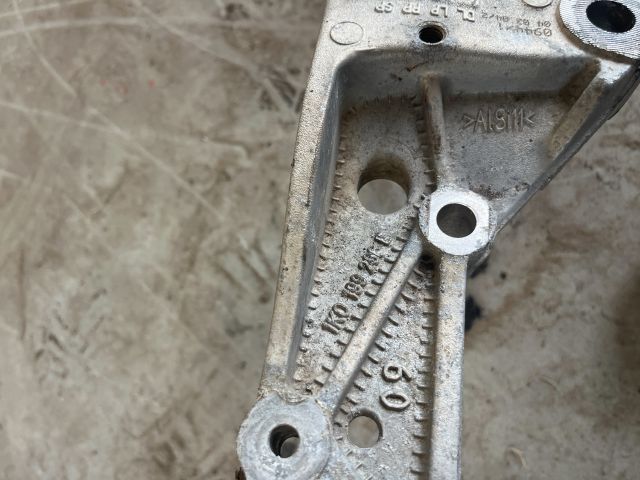 bontott VW GOLF V Jobb Lengőkar Tartó