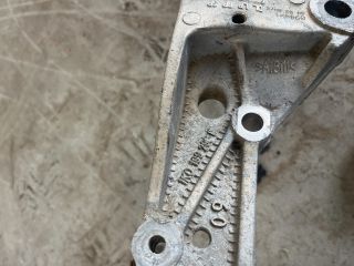 bontott VW GOLF V Jobb Lengőkar Tartó