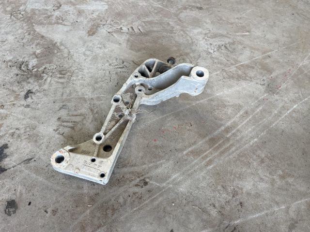 bontott VW GOLF V Jobb Lengőkar Tartó