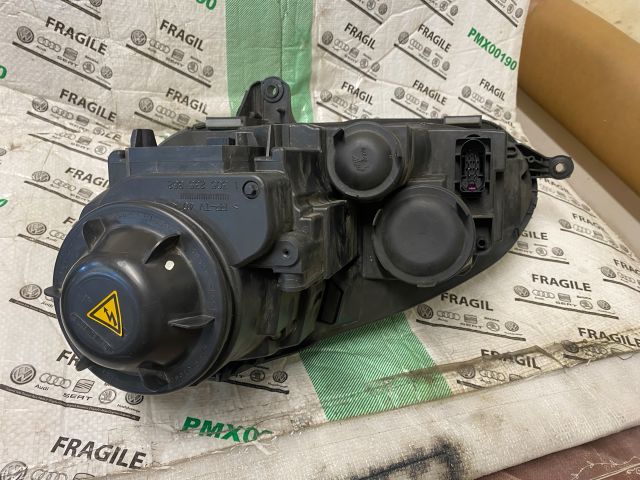 bontott VW GOLF V Jobb Xenon Fényszóró