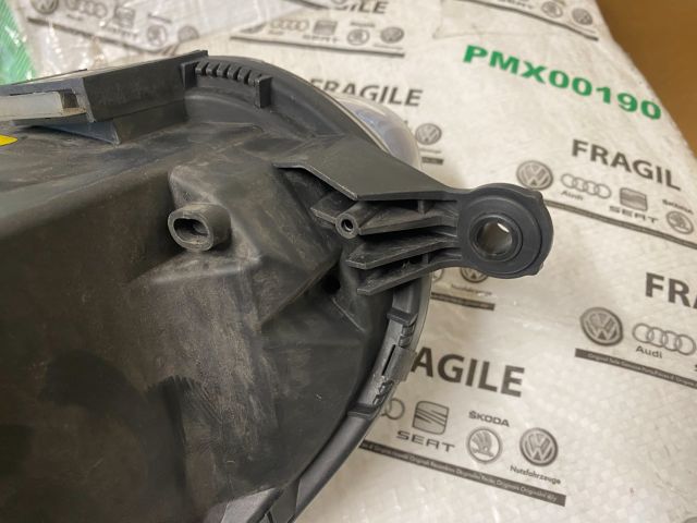 bontott VW GOLF V Jobb Xenon Fényszóró