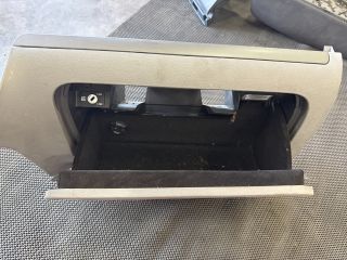 bontott VW GOLF V Kesztyűtartó