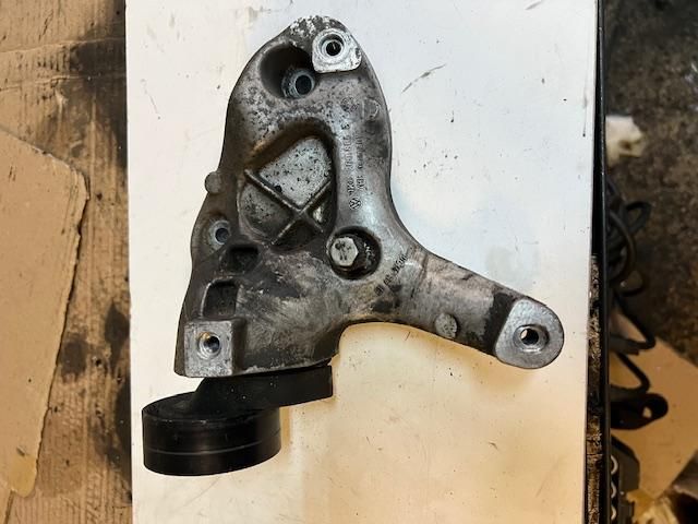 bontott VW GOLF V Klímakompresszor Tartó Bak