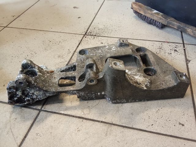 bontott VW GOLF V Klímakompresszor Tartó Bak