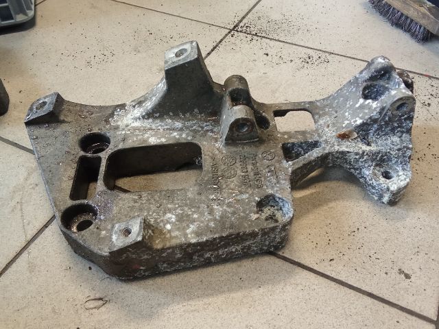 bontott VW GOLF V Klímakompresszor Tartó Bak