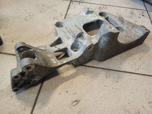 bontott VW GOLF V Klímakompresszor Tartó Bak