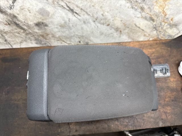 bontott VW GOLF V Könyöklő