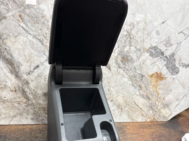 bontott VW GOLF V Könyöklő