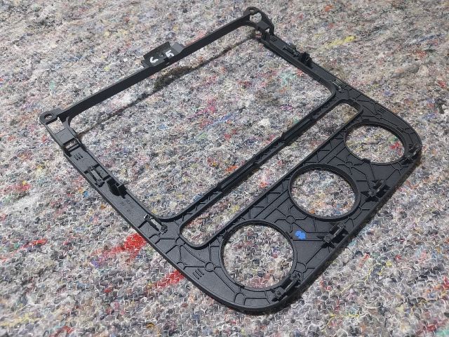 bontott VW GOLF V Középkonzol Keret