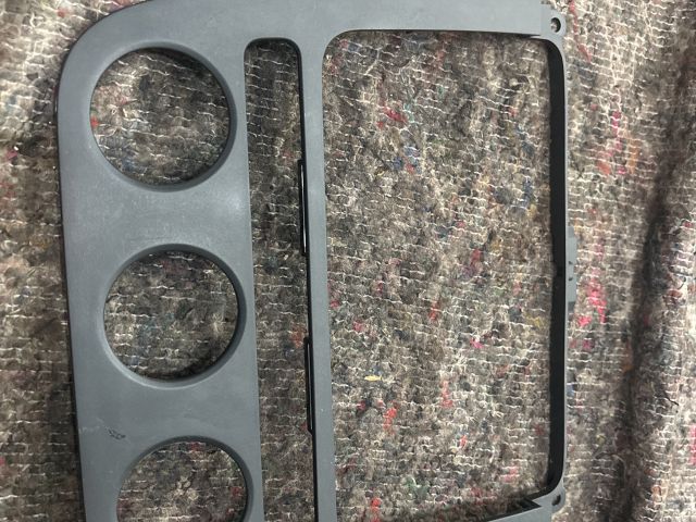 bontott VW GOLF V Középkonzol Keret