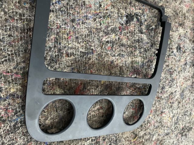 bontott VW GOLF V Középkonzol Keret