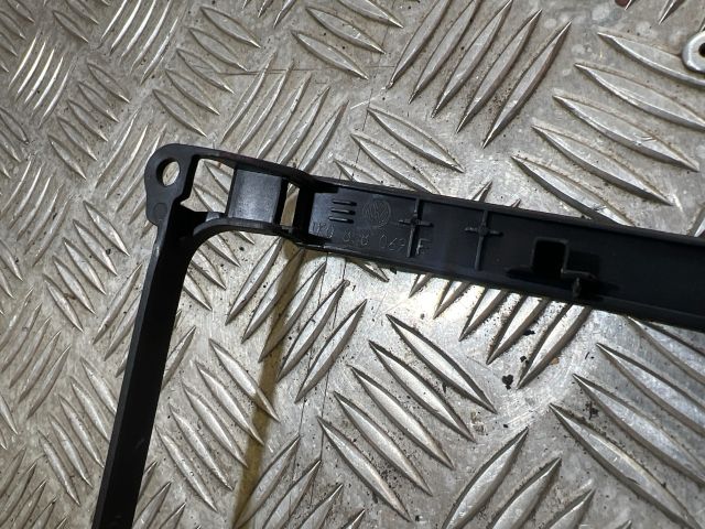 bontott VW GOLF V Középkonzol Keret