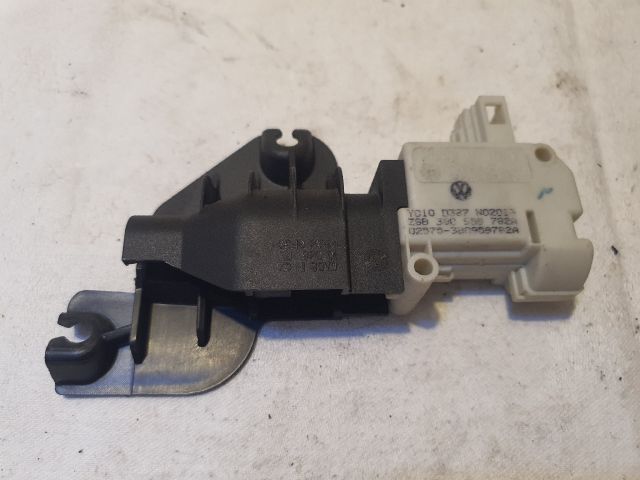 bontott VW GOLF V Központizár Motor Tankajtó