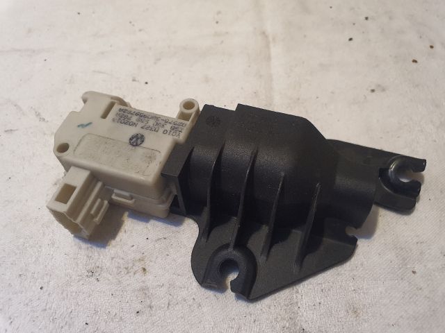 bontott VW GOLF V Központizár Motor Tankajtó