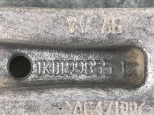 bontott VW GOLF V Motor Tartó Bak (Fém)