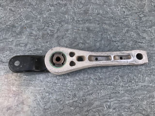 bontott VW GOLF V Motor Tartó Bak (Fém)