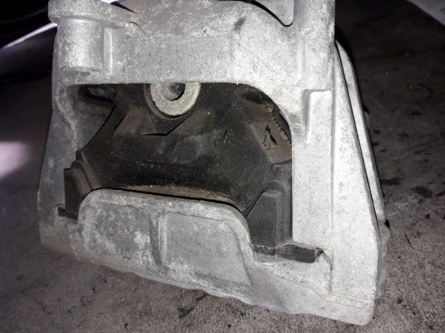 bontott VW GOLF V Motor Tartó Bak Jobb