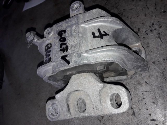 bontott VW GOLF V Motor Tartó Bak Jobb