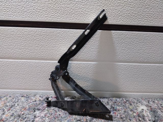 bontott VW GOLF V Motorháztető Bal Zsanér