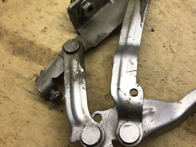 bontott VW GOLF V Motorháztető Bal Zsanér