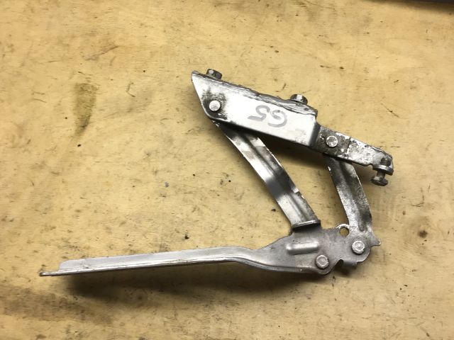 bontott VW GOLF V Motorháztető Bal Zsanér