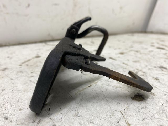 bontott VW GOLF V Motorháztető Biztonsági Kampó