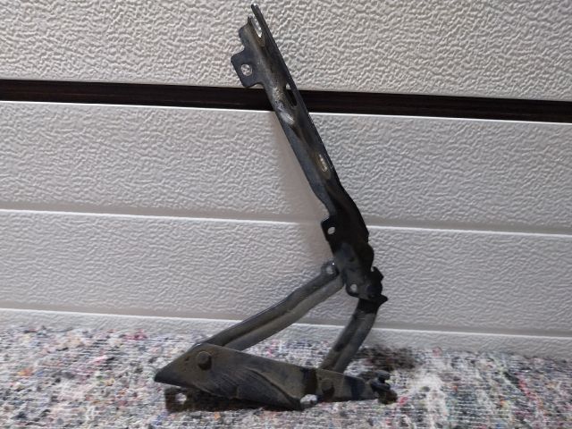 bontott VW GOLF V Motorháztető Jobb Zsanér