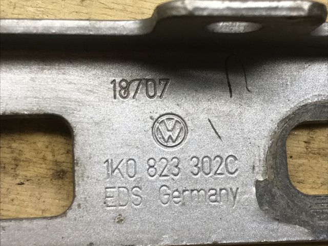 bontott VW GOLF V Motorháztető Jobb Zsanér