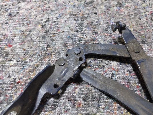 bontott VW GOLF V Motorháztető Jobb Zsanér